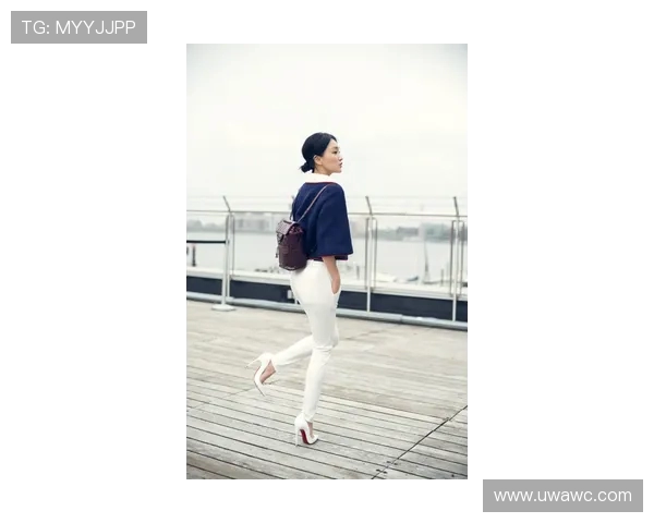 郑钦文柏林街拍：紫色网球包配 Labubu 玩偶，赛场外的个性符号(3)